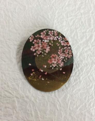 桜と月と山端(たて)|貝蒔絵(黒蝶貝)ブローチ