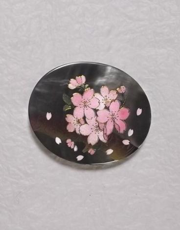 春宵の散り桜|貝蒔絵(黒蝶貝)ブローチ